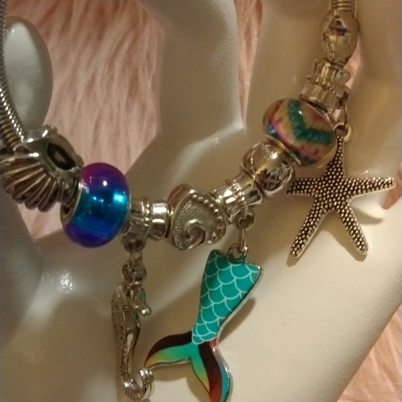 NEW!! By the Sea Silvertone Charm Bracelet! - Picture 2 of 4